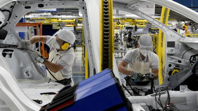 Avrupanın en büyük otomobil fabrikalarından biri üretimi durdurdu